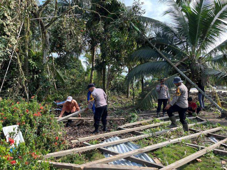 Lima Rumah Warga Terdampak Puting Beliung di Desa Titi Akar, Polsek Rupat Utara Gelar Gotong Royong Lakukan Perbaikan